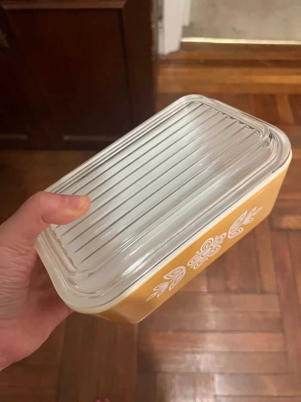 Pyrex Refrigerator Dish with Lid (Vintage Butteryfly Gold Style 0502  1.5 Pints